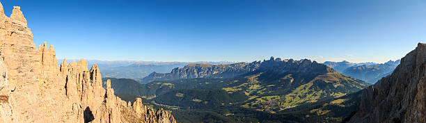 montagne de panorama lors d'une journée ensoleillée-dolomites - latemar mountain range photos photos et images de collection