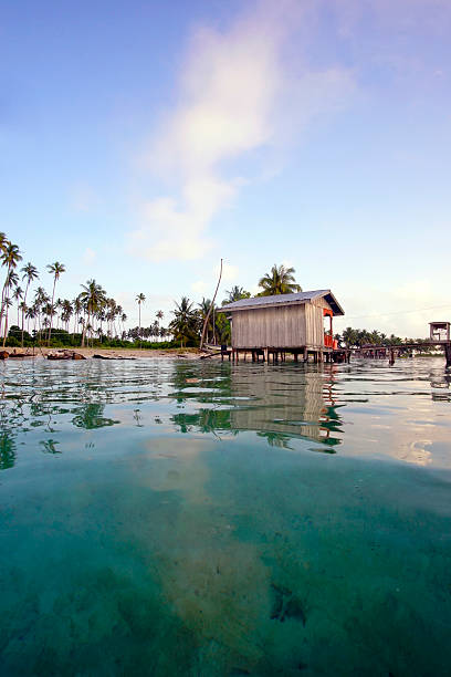 das schwimmende dorf auf maïga island - marcel siem stock-fotos und bilder