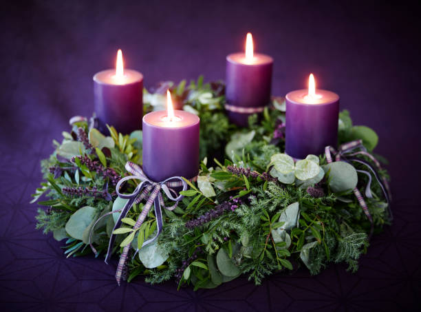 рождество рождественский венок - advent wreath candle christmas ст�оковые фото и изображения