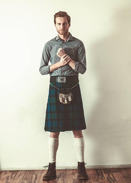 man wearing falda escocesa - falda escocesa fotografías e imágenes de stock