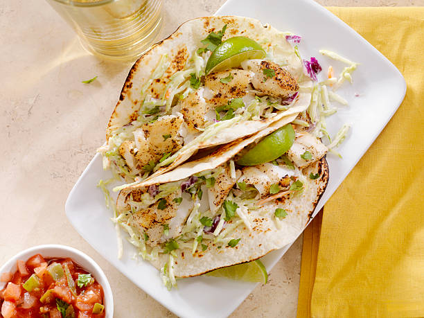 tacos de peixe - food and drink fish saltwater fish vegetable - fotografias e filmes do acervo