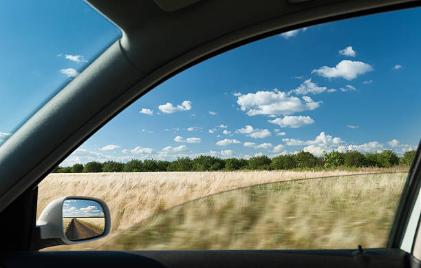 vista da janela de carro no campo de trigo - car driving inside of indoors - fotografias e filmes do acervo