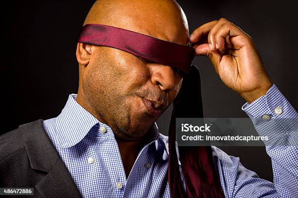 Blindfolded Ejecutivo Con Corbata Foto de stock y más banco de imágenes de 2015 - 2015, Adulto, Africano-americano