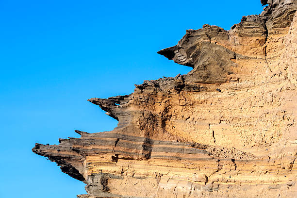 formação de pedra vulcânica com céu azul em el golfo - rock strata natural pattern abstract scenics imagens e fotografias de stock