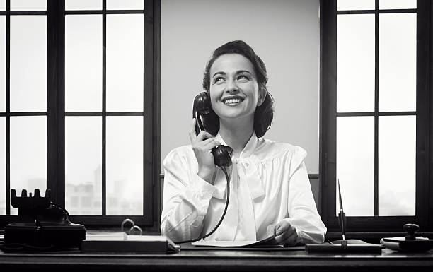 sonriendo recepcionista en el trabajo - telephone old old fashioned desk fotografías e imágenes de stock