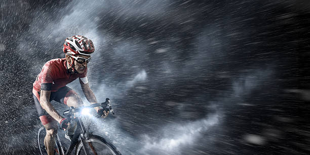 전문적이다 cyclist stormy 하늘 아래에서 - triathlon cycling bicycle competition 뉴스 사진 이미지