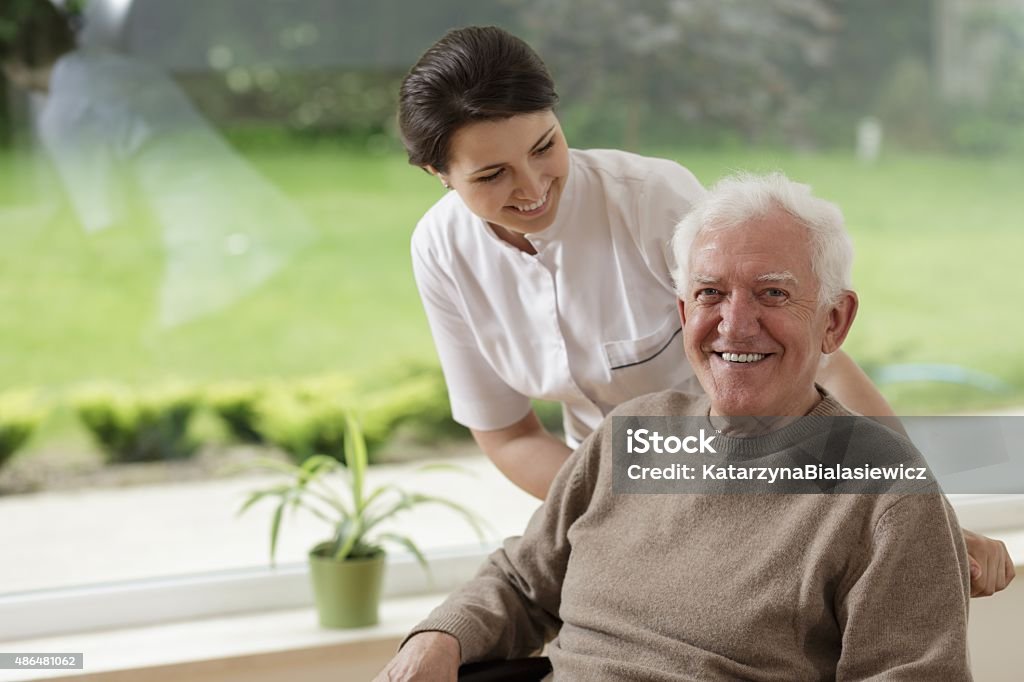 Hombre se hospedan en un asilo de ancianos - Foto de stock de 2015 libre de derechos