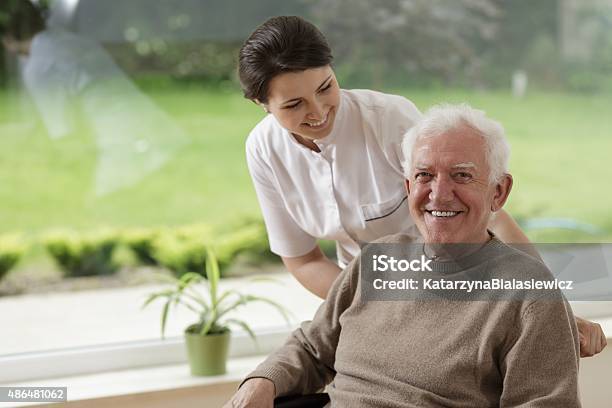 Hombre Se Hospedan En Un Asilo De Ancianos Foto de stock y más banco de imágenes de 2015 - 2015, Adulto, Adulto joven