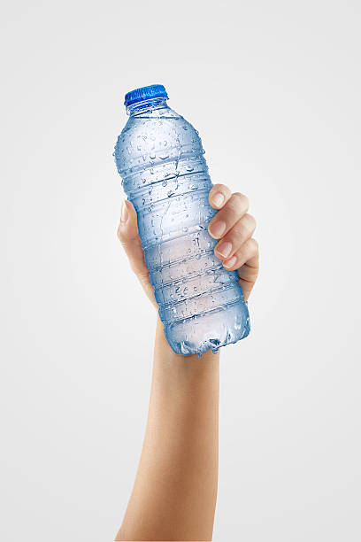 бутылка воды - water bottle cold purified water стоковые фото и изображения