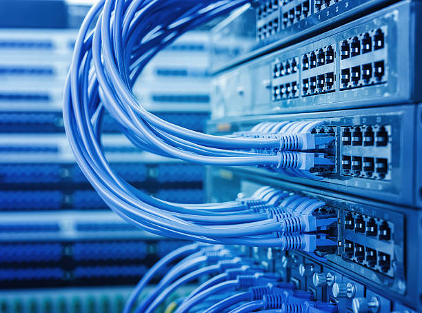 câbles de réseau connectés à changer - network connection plug network server cable data photos et images de collection