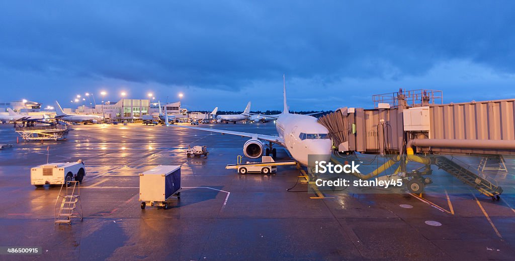 Regnerischen Tag in einem typischen Flughafen Asphalt - Lizenzfrei Abenddämmerung Stock-Foto