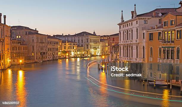 Canal Grande En Venecia Por La Noche Al Atardecer De Puente De La Academia Foto de stock y más banco de imágenes de Anochecer