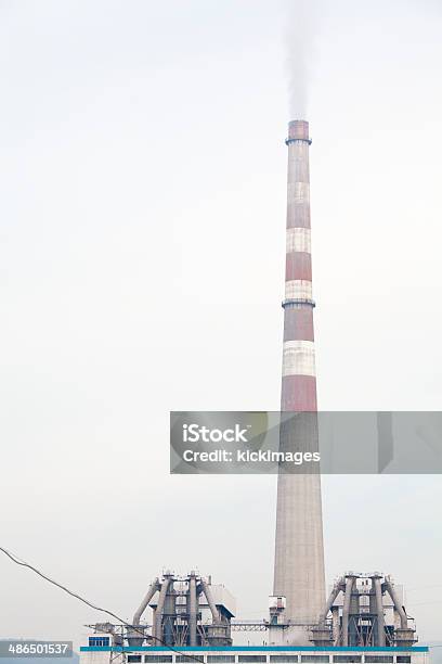 Photo libre de droit de Fumée De Cheminée De Lindustrie Émettre banque d'images et plus d'images libres de droit de Ambiance - Événement - Ambiance - Événement, Bâtiment vu de l'extérieur, Centrale thermique au charbon