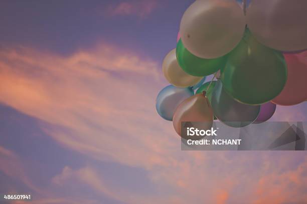 Foto de Balões No Pôrdosol e mais fotos de stock de Balão - Decoração - Balão - Decoração, Balão com gás hélio, Céu - Fenômeno natural