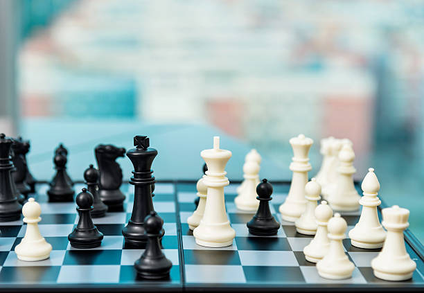 échiquier dans le bureau de la chambre - chess strategy business board room photos et images de collection
