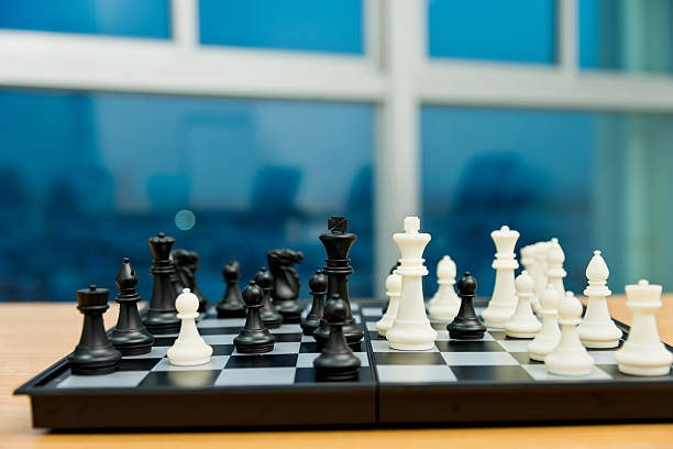 échiquier dans le bureau de la chambre - chess strategy business board room photos et images de collection