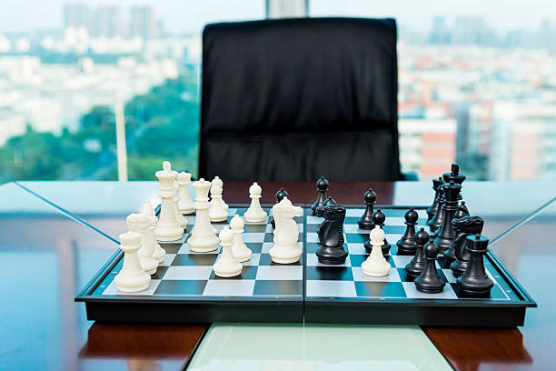 échiquier dans le bureau de la chambre - chess strategy business board room photos et images de collection