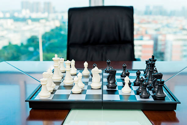 チェスボードでオフィスルーム - chess board room business strategy ストックフォトと画像