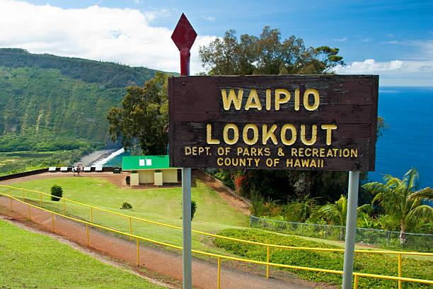 vale waipio lookout sinal no havai big island - hamakua coast imagens e fotografias de stock