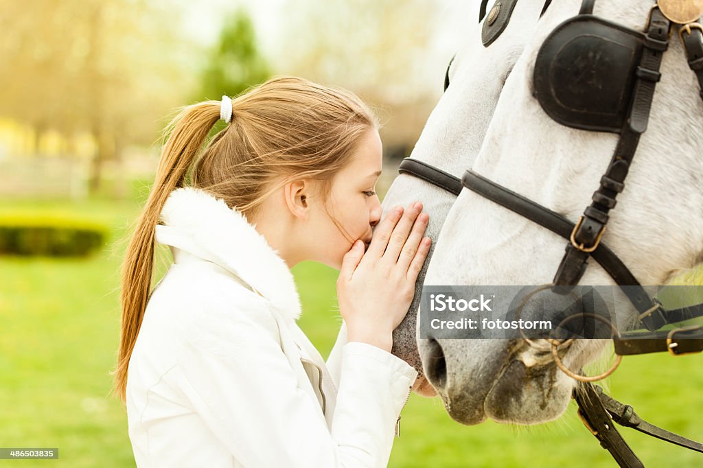 Girl kissing на лошади - Стоковые фото 14-15 лет роялти-фри