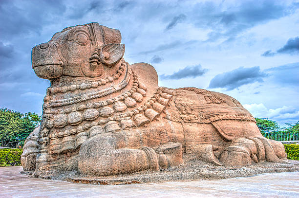 escultura do touro, nandi, no lepakshi, maiores da pessoa - nandi - fotografias e filmes do acervo