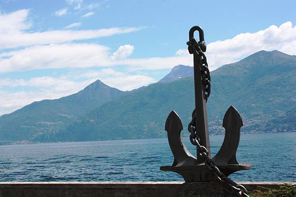 ancla en el paseo marítimo en menaggio en el lago como, italia - seepromenade fotografías e imágenes de stock