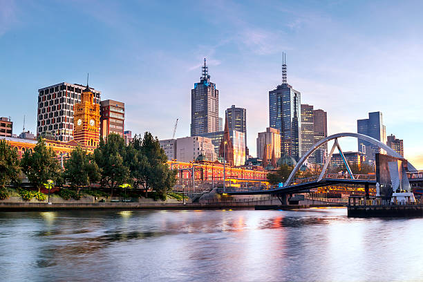 メルボルンの朝 - melbourne skyline city australia ストックフォトと画像