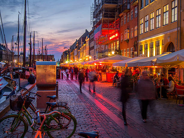 tramonto-nyhavn a copenaghen, danimarca. - nyhavn canal foto e immagini stock