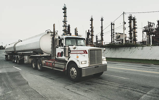 częściowo tankowiec pozostawiając rafinerii - fuel tanker zdjęcia i obrazy z banku zdjęć