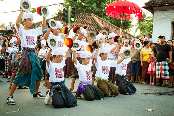 indonésio rapazes efectuar durante nyepi ngrupuk desfile de bali indonésia - ogoh imagens e fotografias de stock