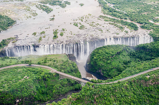 río zambezi - victoria falls waterfall zimbabwe zambia fotografías e imágenes de stock