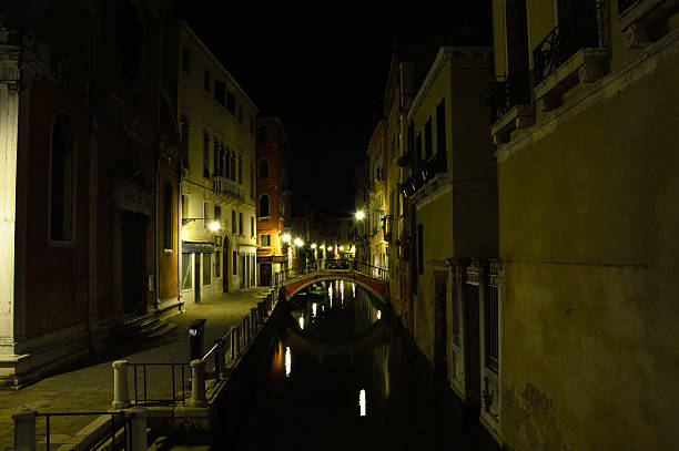 scena notturna con canali, ponti di venezia, italia - photography urban scene venice italy veneto foto e immagini stock