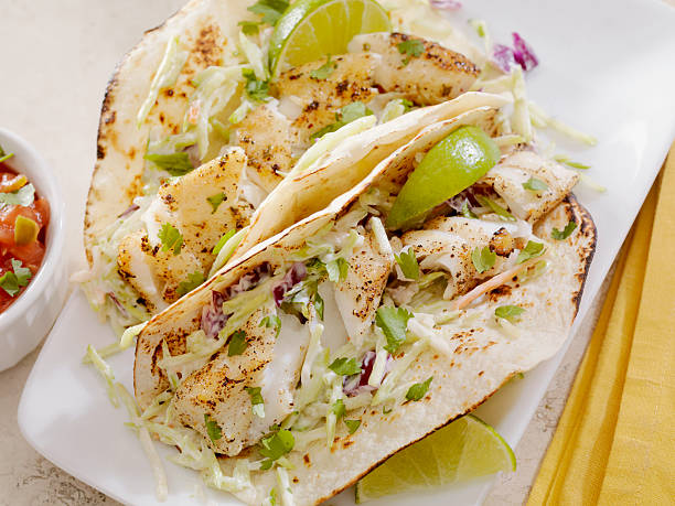 fisch-tacos - prepared fish dolphin fish halibut grilled stock-fotos und bilder