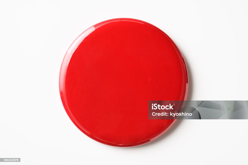 Disparo Aislado en blanco tarjeta roja sobre fondo blanco - Foto de stock de Insignia - Accesorio personal libre de derechos
