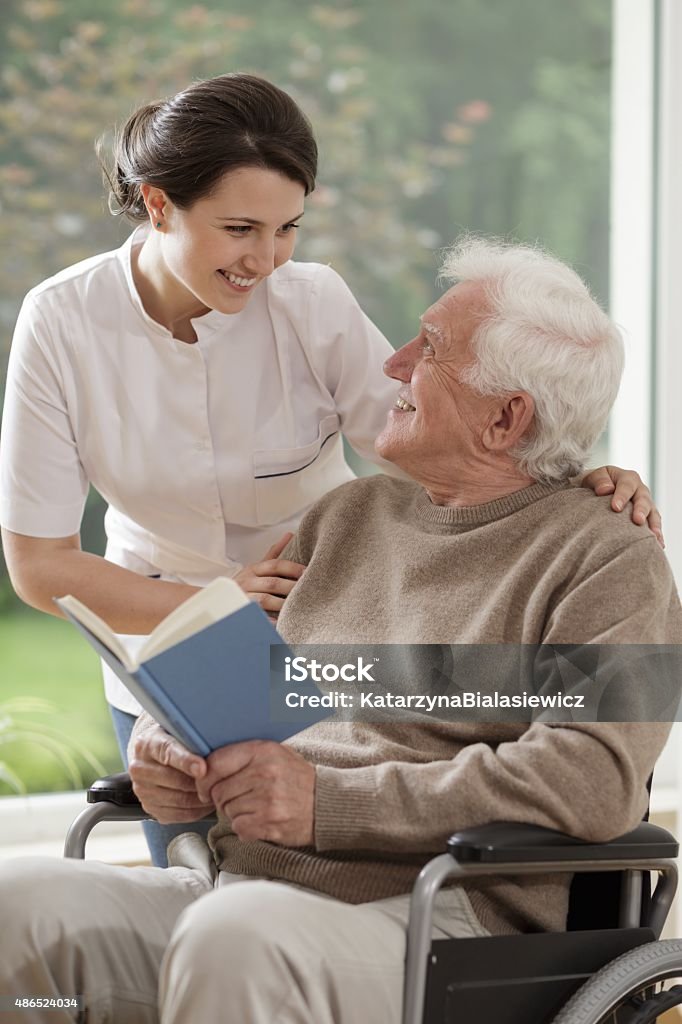 Amable enfermera hablando con el paciente - Foto de stock de 2015 libre de derechos