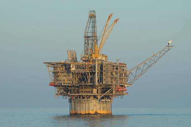 drzewce platforma wiertnicza - crane oil well derrick crane floating oil production platform zdjęcia i obrazy z banku zdjęć