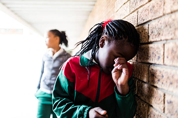 portrait d'une fille de l'école de harcèlement moral - teenager depression sadness violence photos et images de collection