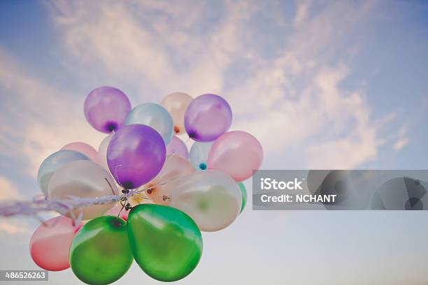 Foto de Balões No Pôrdosol e mais fotos de stock de Balão - Decoração - Balão - Decoração, Hélio, Punhado