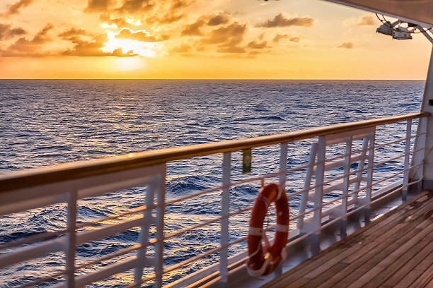 Atardecer caribeño del crucero - foto de stock