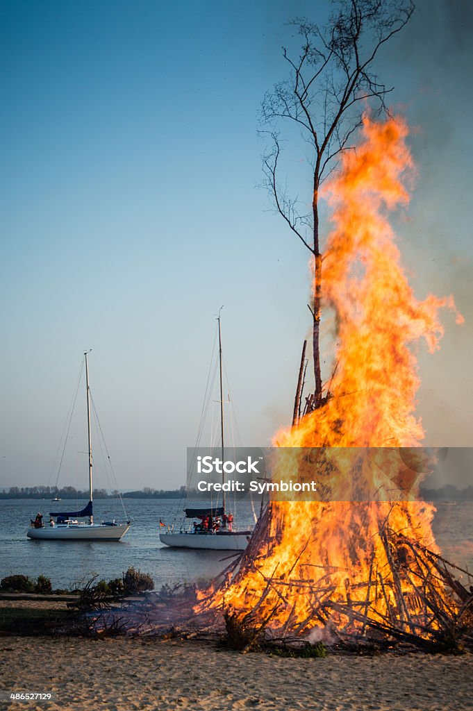復活祭の焚き火 - イースターのロイヤリティフリーストックフォト