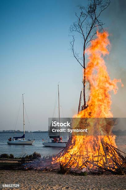 Easter Fogueira - Fotografias de stock e mais imagens de Incêndio - Incêndio, Páscoa, Acidente Natural