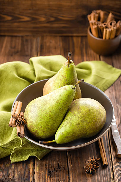 pears - single object cinnamon dessert close up 뉴스 사진 이미지