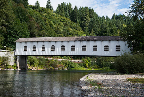 überdachte brücke über den fluss - lane stock-fotos und bilder