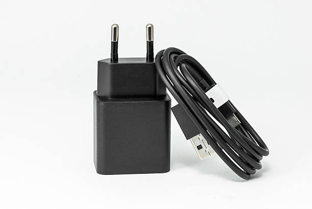 cable cargador de teléfono móvil sobre fondo blanco aislar - plug adapter charging mobile phone battery charger fotografías e imágenes de stock