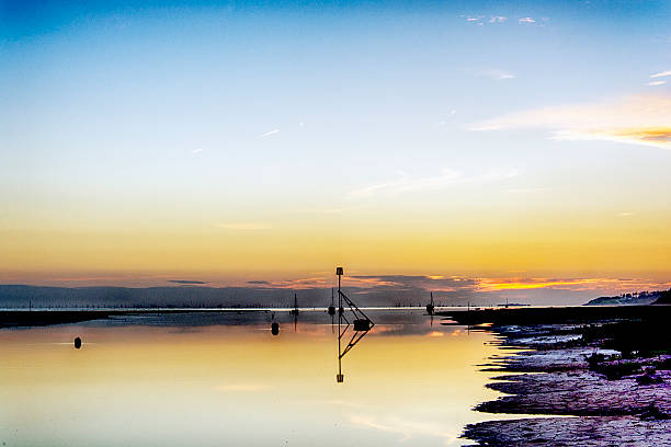 reflejo heswall atardecer - the wirral dee river sunset dramatic sky fotografías e imágenes de stock