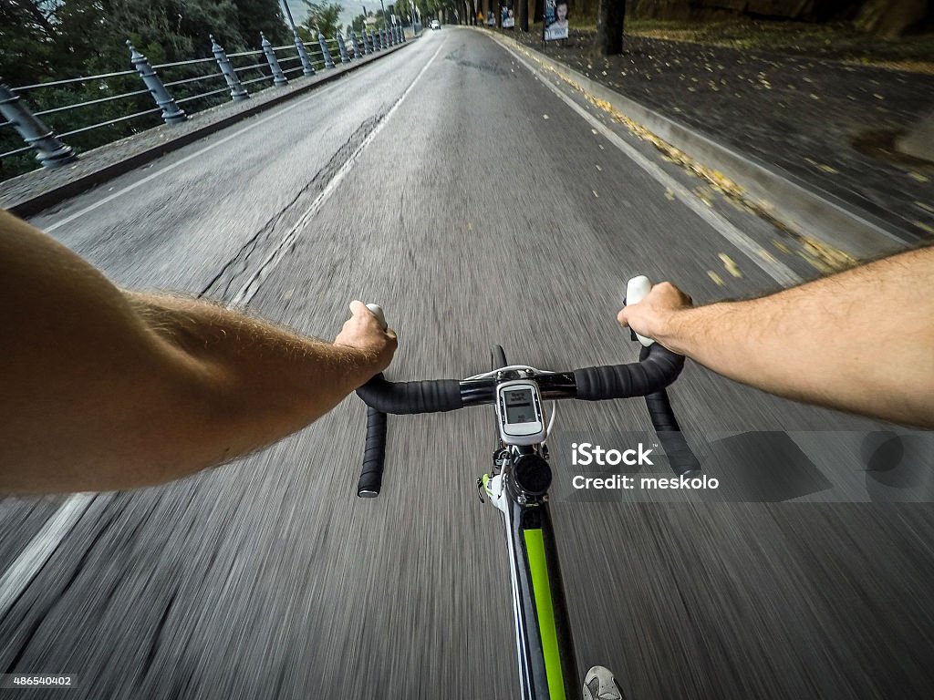 Disminuir con bicicleta en el camino. punto de vista - Foto de stock de 2015 libre de derechos