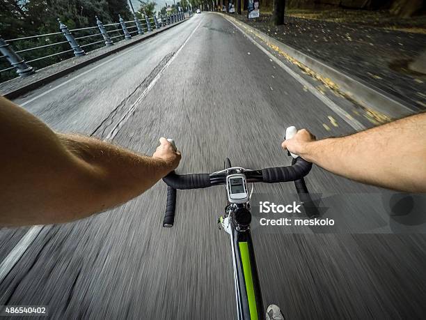 Disminuir Con Bicicleta En El Camino Punto De Vista Foto de stock y más banco de imágenes de 2015