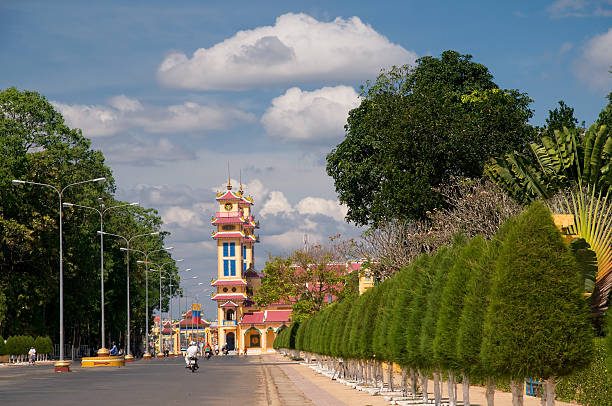 cao dai храм, тэйнинь, вблизи хошимин, вьетнам - caodaiism стоковые фото и изображения