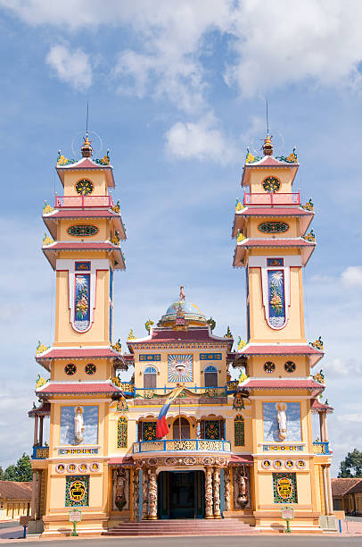 cao dai храм, тэйнинь, вблизи хошимин, вьетнам - caodaiism стоковые фото и изображения