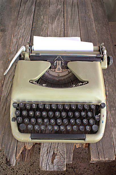 古いタイプライター、木製の背景の上に空白の紙 - typewriter writing journalist typing ストックフォトと画像